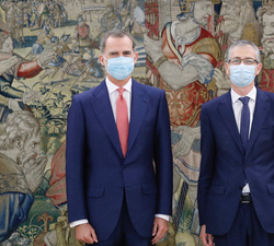 Su Majestad el Rey con el gobernador del Banco de España, Pablo Hernández de Cos