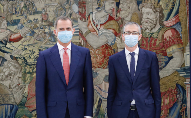 Su Majestad el Rey con el gobernador del Banco de España, Pablo Hernández de Cos
