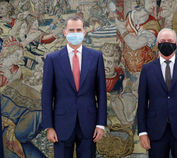 Su Majestad el Rey con el presidente de SEAT, Carsten Isensee