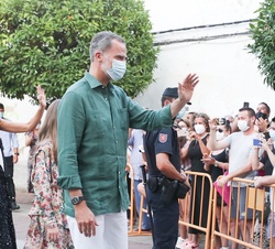 Sus Majestades los Reyes acompañados por Sus Altezas Reales la Princesa de Asturias y la Infanta Doña Sofía saludan a su llegada a la localidad extrem