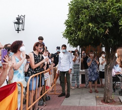 Sus Majestades los Reyes acompañados por Sus Altezas Reales la Princesa de Asturias y la Infanta Doña Sofía saludan a la gente congregada a su llegada