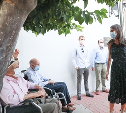 Sus Majestades los Reyes acompañados por Sus Altezas Reales la Princesa de Asturias y la Infanta Doña Sofía conversan con varias personas a su llegada