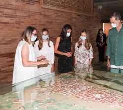 Sus Majestades los Reyes acompañados por Sus Altezas Reales la Princesa de Asturias y la Infanta Doña Sofía atienden a las explicaciones de la directo