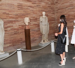 Sus Majestades los Reyes acompañados por Sus Altezas Reales la Princesa de Asturias y la Infanta Doña Sofía recorren el Museo Nacional de Arte Romano 