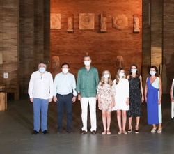 Sus Majestades los Reyes acompañados por Sus Altezas Reales la Princesa de Asturias y la Infanta Doña Sofía con las autoridades presentes en la visita