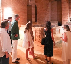 Sus Majestades los Reyes acompañados por Sus Altezas Reales la Princesa de Asturias y la Infanta Doña Sofía recorren el Museo Nacional de Arte Romano 