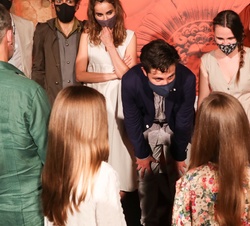 Sus Altezas Reales la Princesa de Asturias y la Infanta Doña Sofía conversan su encuentro con  los actores y actrices de la obra
