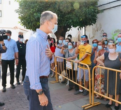 Don Felipe recibe el cariño de los vecinos de Mérida