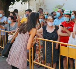 Doña Letizia conversa con algunos de los vecinos de Mérida que estaban a la salida del Parador 