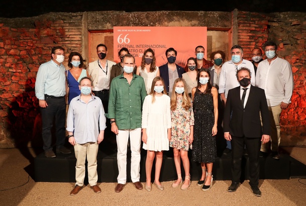Sus Majestades los Reyes y Sus Altezas Reales la Princesa de Asturias y la Infanta Doña Sofía acompañados por las autoridades, el director y los actor