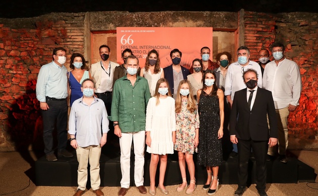 Sus Majestades los Reyes y Sus Altezas Reales la Princesa de Asturias y la Infanta Doña Sofía acompañados por las autoridades, el director y los actor