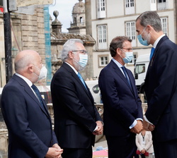Sus Majestades los Reyes saludan a las autoridades presentes en presencia de la vicepresidenta tercera del Gobierno y ministra de Asuntos económicos y