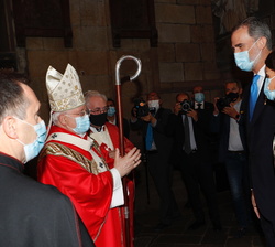 Sus Majestades los reyes reciben el saludo del arzobispo de Santiago de Compostela, Julián Barrio