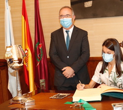 Su Majestad la Reina firma en el libro de Oro de la ciudad en presencia de su Alcalde, Xosé Sánchez Bugallo