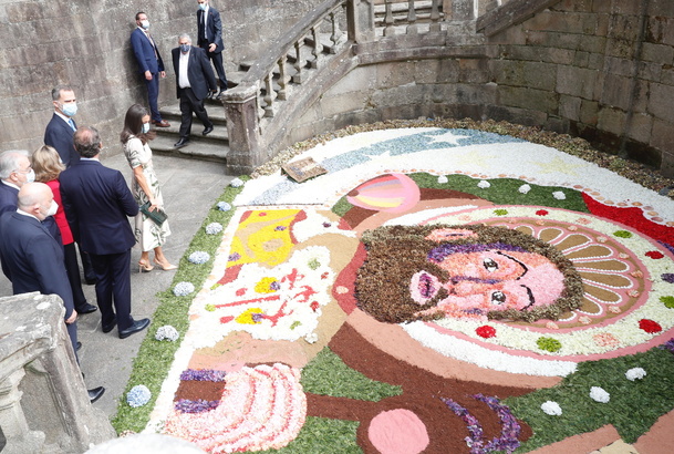 Don Felipe y Doña Letizia observan la imagen del Apóstol Santiago 