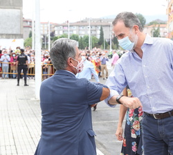 Don Felipe es saludado por Miguel Ángel Revilla, Presidente de Cantabria