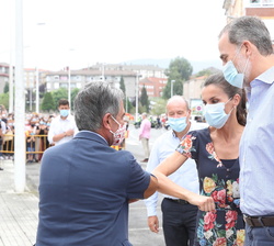 Doña Letizia recibe el saludo de Miguel Ángel Revilla, presidente de Cantabria