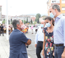 Su Majestades los Reyes conversan con el presidente de Cantabria tras el saludo