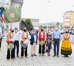 Sus Majestades los Reyes acompañados de las autoridades presentes y los miembros de la Agrupación de Danzas Virgen de las Nieves de Tanos que llevaron