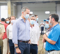 Don Felipe conversa con compradores y vendedores de ganado