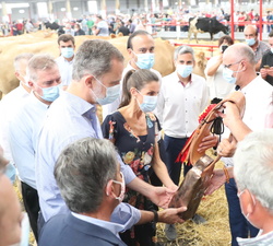 Sus Majestades los Reyes reciben un obsequio en el Mercado Nacional de Ganados