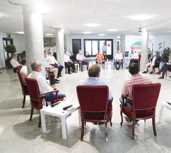 Detalle de la reunión de trabajo mantenida por Don Felipe y Doña Letizia con representantes de las agrupaciones del Sector Ganadero de Cantabria