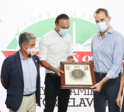 Don Felipe y Doña Letizia reciben un obsequio conmemorativo de su visita