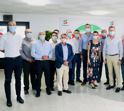 Sus Majestades los reyes con los representantes de las agrupaciones del sector ganadero de Cantabria que han participado en la reunión de trabajo