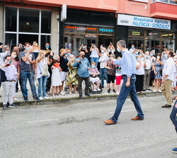 Sus Majestades los Reyes reciben un afectuoso saludo del público asistente