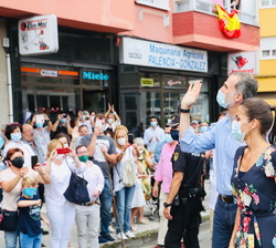Sus Majestades los Reyes en su recorrido a pie son saludados por el público asistente