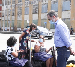 Don Felipe y Doña Letizia observan de primera mano la labor artesanal de trabajadoras en la Lonja