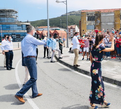 Don Felipe y Doña Letizia saludan al público congregado en la Lonja