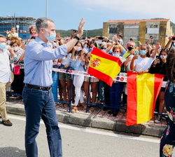 Sus Majestades los Reyes son recibidos por el público asistente a su visita a la Lonja