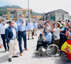 El publico asistente es saludado por Don Felipe, acompañado del presidente de Cantabria