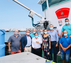 Don Felipe y Doña Letizia acompañados de la tripulación de barco