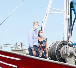Don Felipe y Doña Letizia en la cubierta de un barco pesquero
