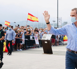 Don Felipe es saludado por el público asistente en el recorrrido por el Puerto de Santoña