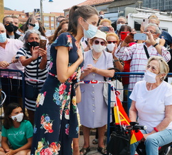 Doña Letizia conversa con el público asistente en el Puerto de Santoña