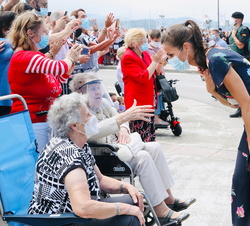 El público de todas las edades recibe a Su Majestad la Reina en el Puerto de Santoña