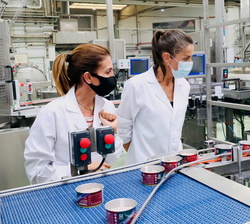 Doña Letizia en una de las etapas de la cadena de producción