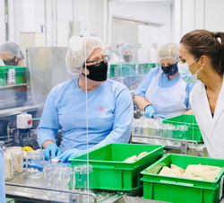 Doña Letizia y una trabajadora de la factoria de la empresa conservera del Grupo Consorcio