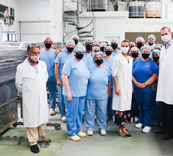 Sus Majestades los Reyes junto al presidente de Cantabría, acompañados de una representación de la factoría visitada de la empresa conservera del Grup