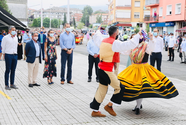 Don Felipe y Doña Letizia acompañados por las autoridades presentes presencian una exhibición de "Jota Montañesa" tradicional baile de bienv
