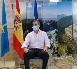 Don Felipe y Doña Letizia ocupan su lugar en el auditorio principal de la sede de COGERSA 