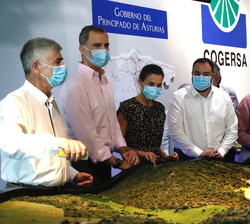 Don Felipe y Doña Letizia reciben explicaciones de las instalaciones de COGERSA sobre una maqueta representativa