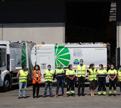 Sus Majestades los Reyes acompañados por una representación de los trabajadores de COGERSA
