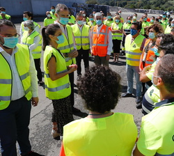 Don Felipe y Doña Letizia intercambian impresiones con los trabajadores de COGERSA
