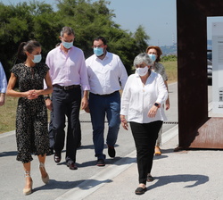 Don Felipe y Doña Letizia en su recorrido por la exposición del 30 aniversario del "Elogio del Horizonte"