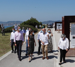 El director de la fundación de Cultura del Ayuntamiento de Gijón, Miguel Barrero explica a Sus Majestades los Reyes detalles de la exposición