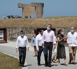 Don Felipe y Doña Letizia finalizan su recorrido por la exposición quedando el "Elogio del Horizonte" de fondo